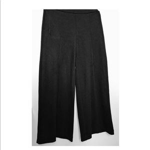 Flowing UNIQLO culottes/wide leg pants
